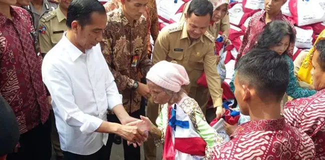 Bansos Covid-19 Dikamas Dalam Tas "Bantuan Presiden", Pengamat Politik: Melabeli Bantuan Bagian Dari Pencitraan