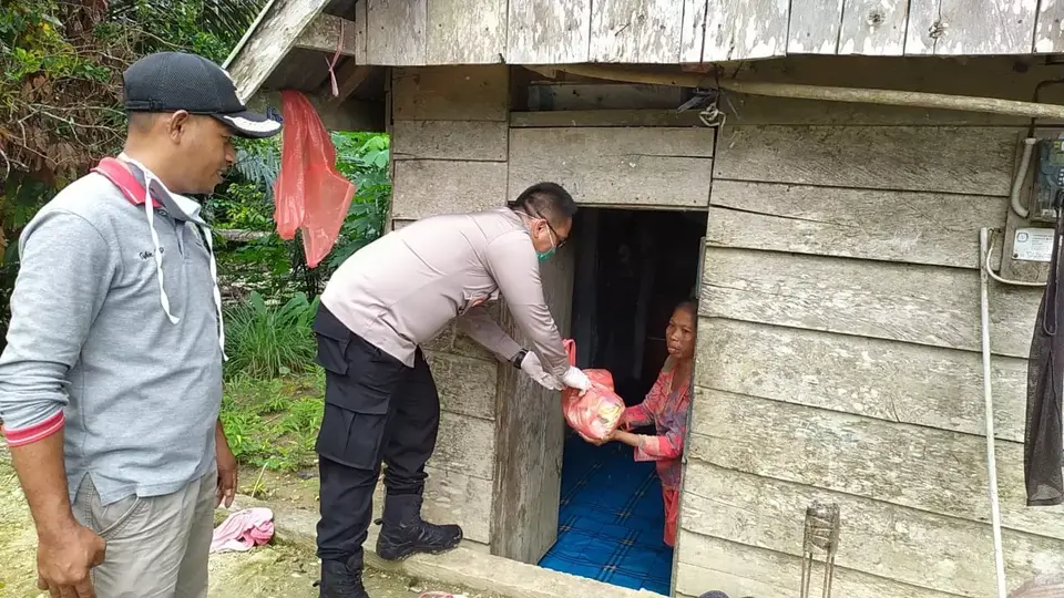 Polres Baubau Bagikan 300 Paket Sembako Untuk Masyarakat Berpenghasilan Rendah