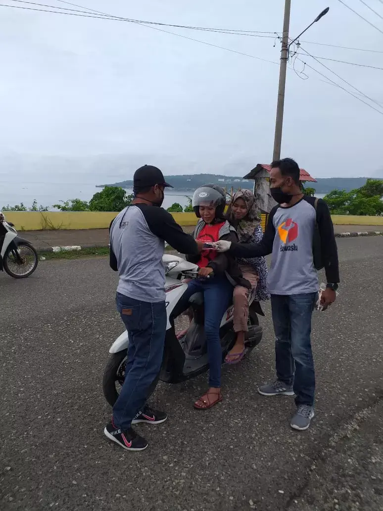 Sambut HUT ke-12, Bawaslu Buton Bagi-bagi Masker