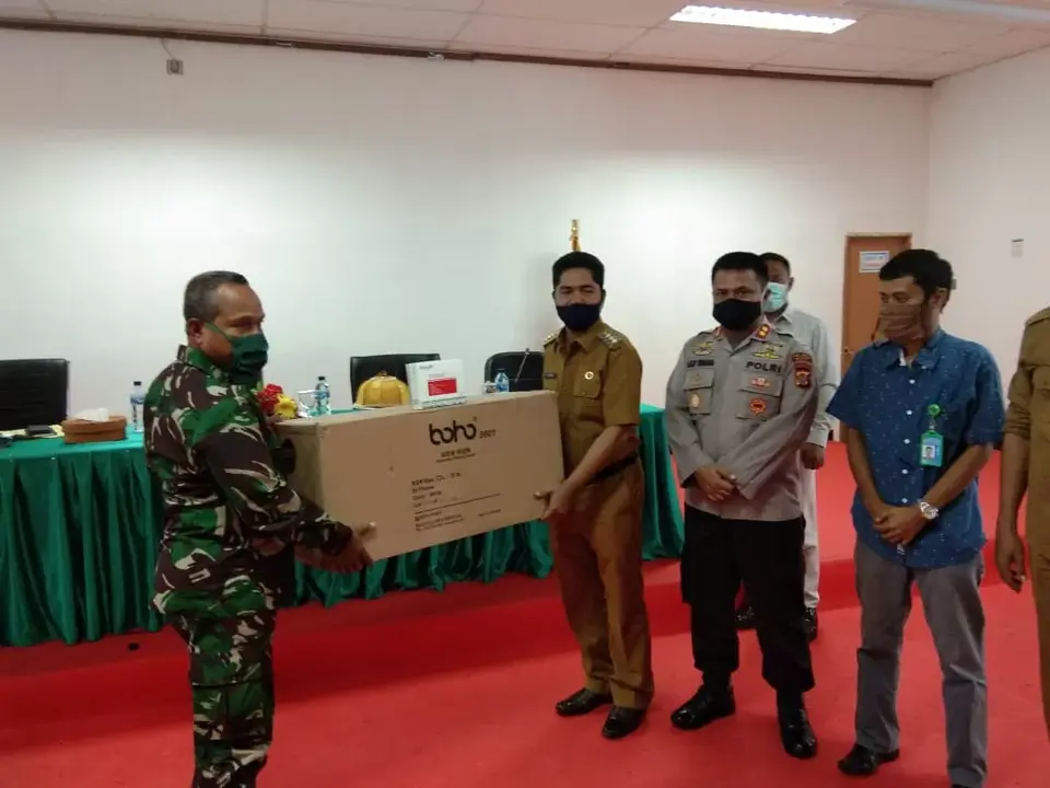 Pemkab Buton Terima APD dan Rapid Test dari TNI