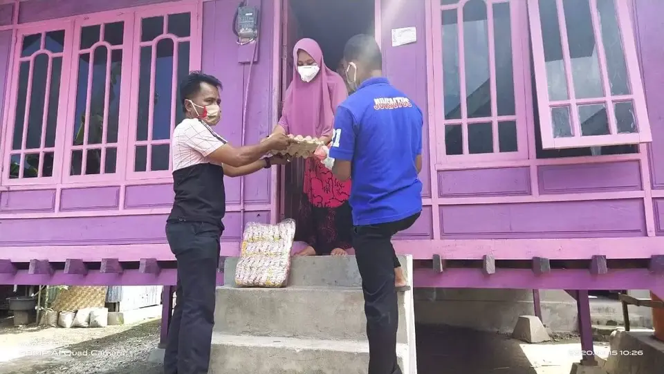 Pemdes Kapoa Barat Busel Bagikan Sembako Kepada Warganya yang Diisolasi