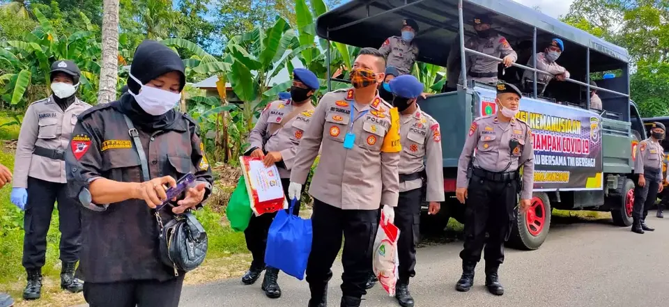 Polres Baubau Bagikan 800 Paket Sembako Kepada Warga yang Terdampak Covid-19