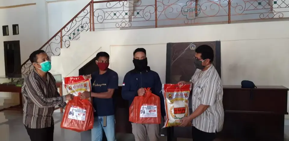 USN Kolaka Berikan Sembako Kepada Mahasiswa yang Tidak Pulang Kampung