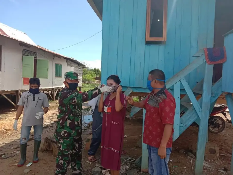 Babinsa Kodim 1417/Kendari Bagikan Masker