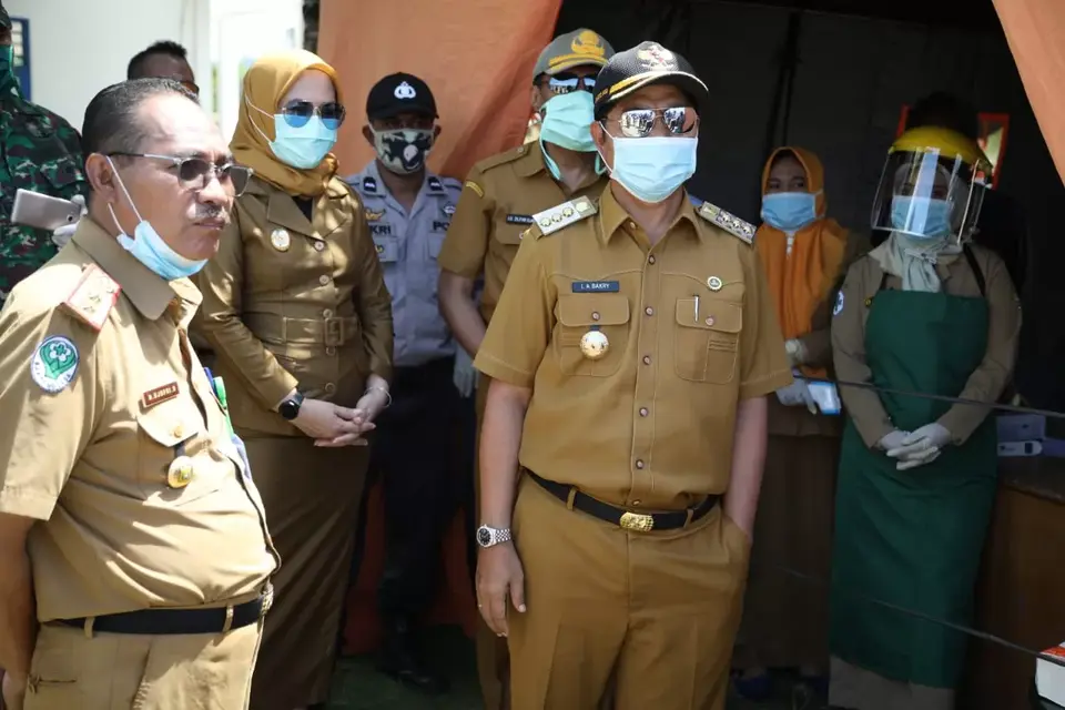 Pantau Posko Covid-19 di Lasalimu, La Bakry Bagi 3000 Masker