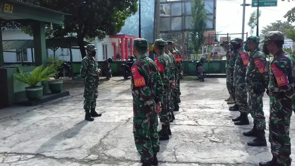 Danramil Gu Ingatkan Masyarakat Selalu Menggunakan Masker Jika di Luar Rumah