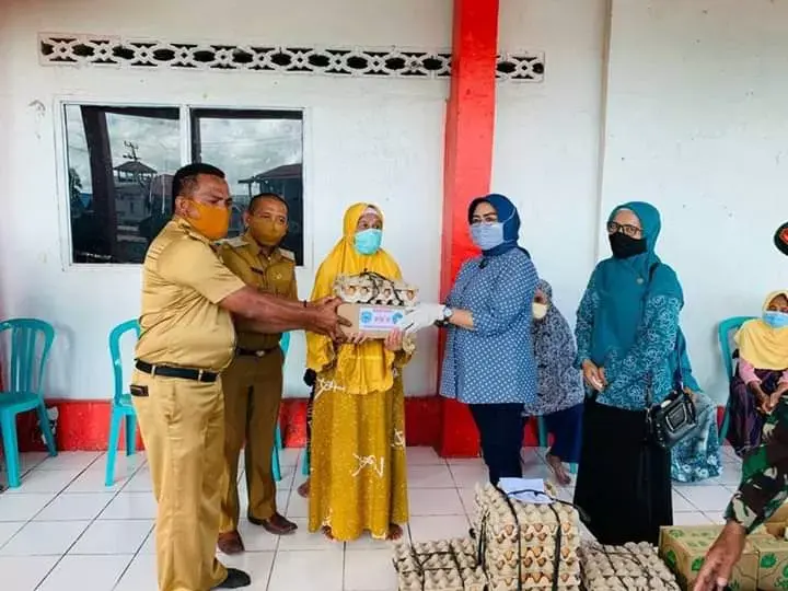TP-PKK Buteng Salurkan Sembako Untuk Lansia di Kecamatan Sangia Wambulu