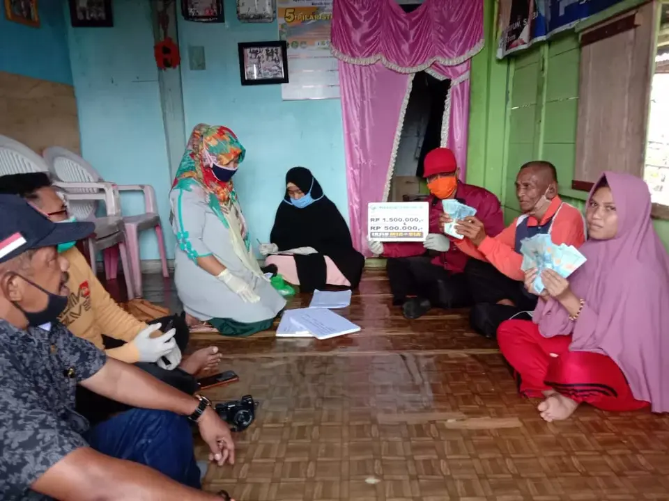 Pandemi Covid-19, Enam Lansia Desa Doda Bahari Dapat Bansos Jutaan