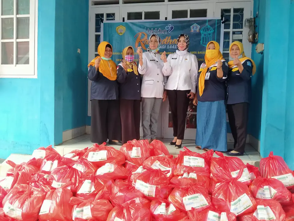 Pegawai BKKBN Baubau Sebar 100 Paket Kebutuhan Warga