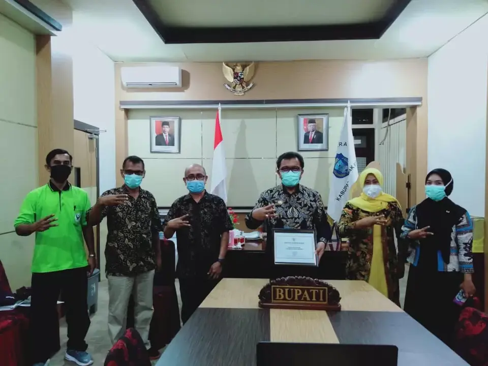Arhawi Sabet Sertifikat dari Menkes RI