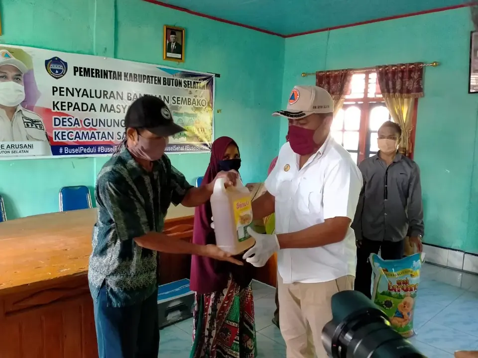 Secara Simbolis, Penyaluran Sembako Dan BLT Tahap I di Kecamatan Sampolawa Tuntas