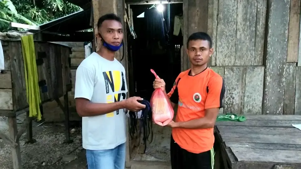Melalui Sahabat Busel, La Ode Basir Salurkan Sembako dan Ribuan Masker