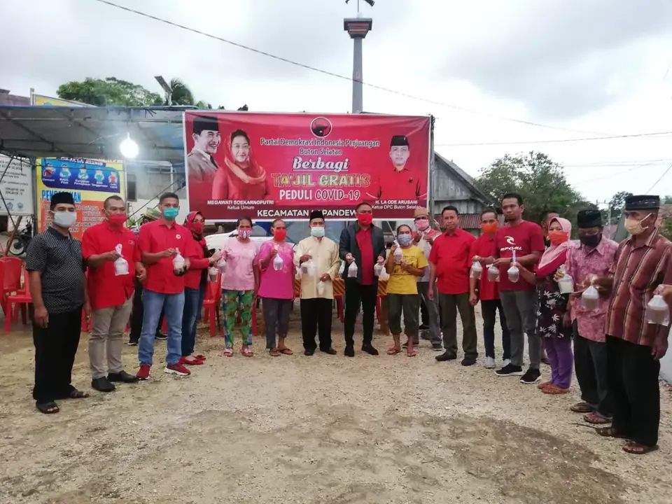 PDIP Busel Bagi-bagi Takjil Di Sampolawa Dan Lapandewa