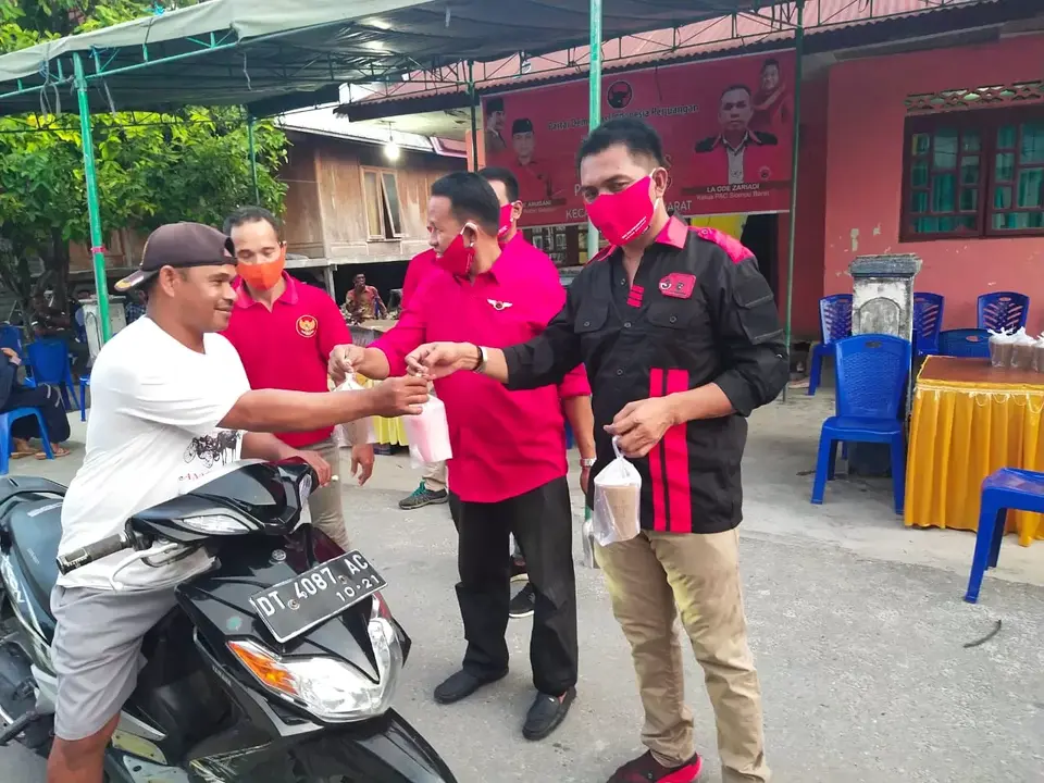 Bagi-bagi Takjil Lagi, PDIP Busel Sasar Masyarakat Siompu Dan Siompu Barat