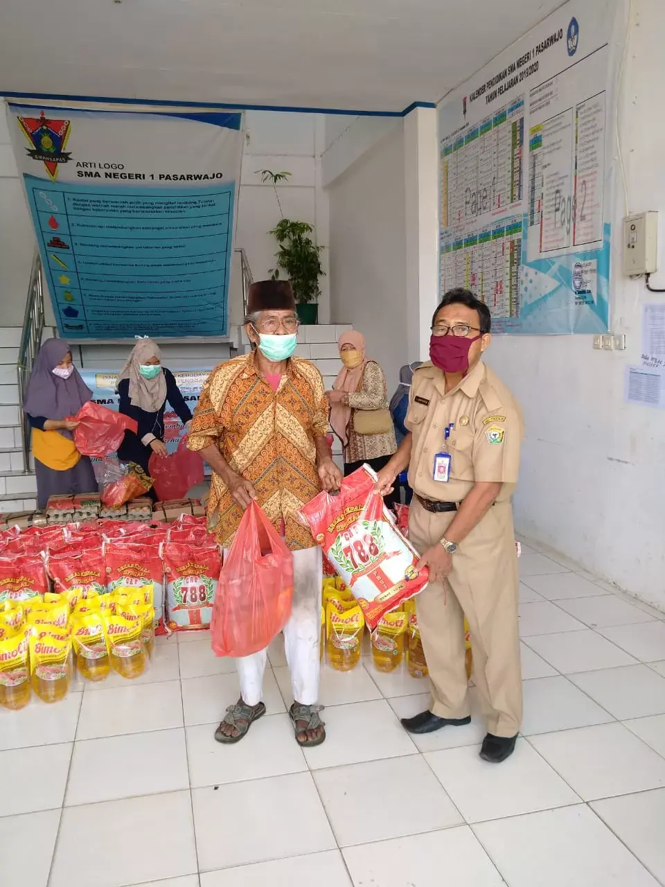 Keluarga Besar SMA 1 Pasarwajo Salurkan Bantuan untuk Ortu Murid dan Janda Tidak Mampu