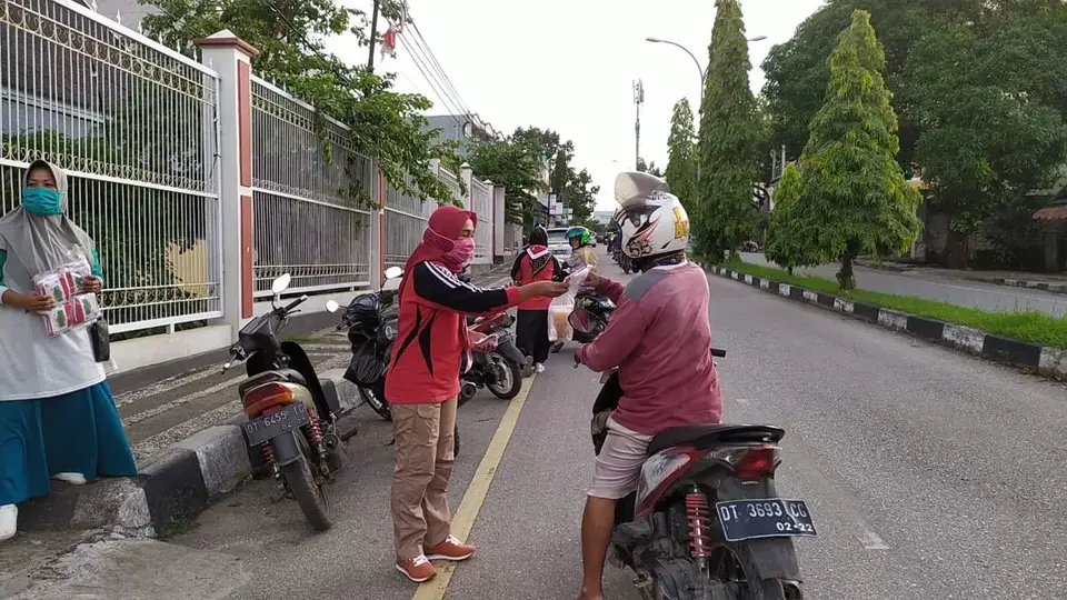 Formabutra dan Pramuka SMKN 1 Baubau Bagi Masker dan Takjil di Akhir Ramadan