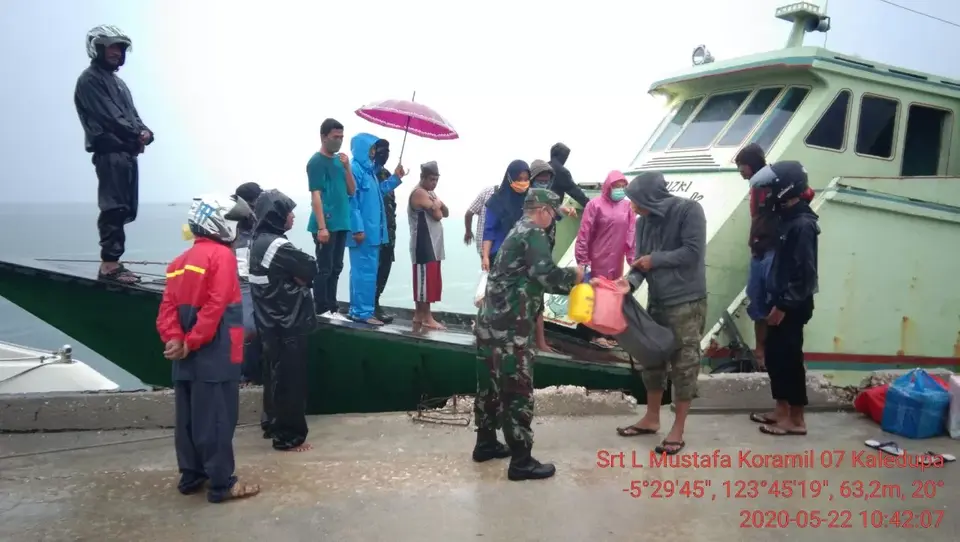 Koramil 1413-07/Kaledupa Dampingi Petugas Medis Periksa Penumpang KM Nur Rezky 1