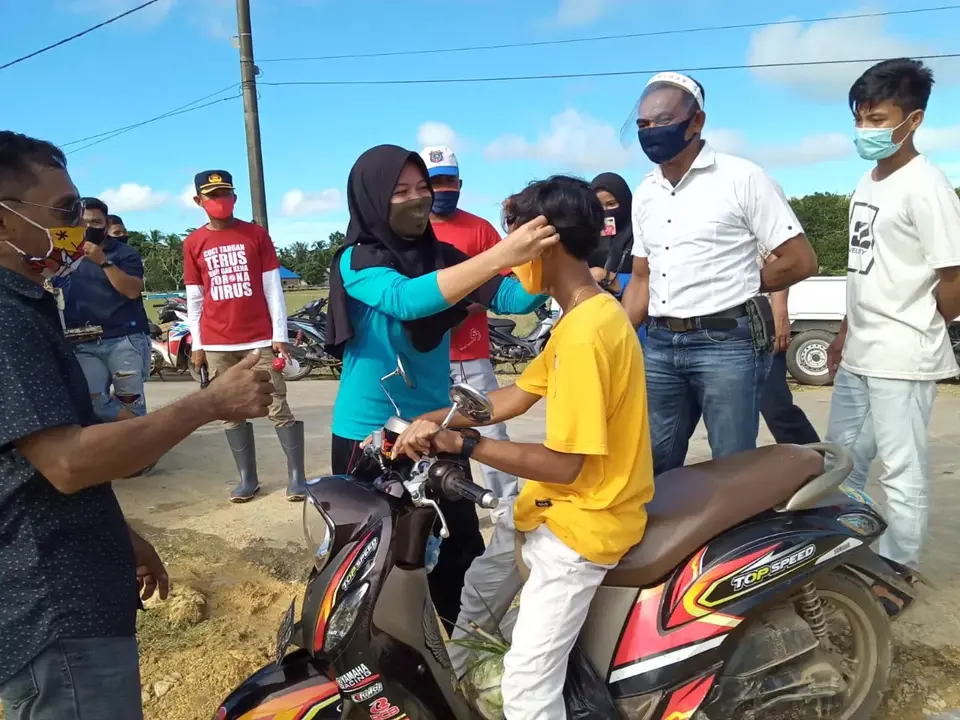 Tim Gugus Tugas Covid 19 Kusambi Raya Bagikan Masker di Pasar Guali