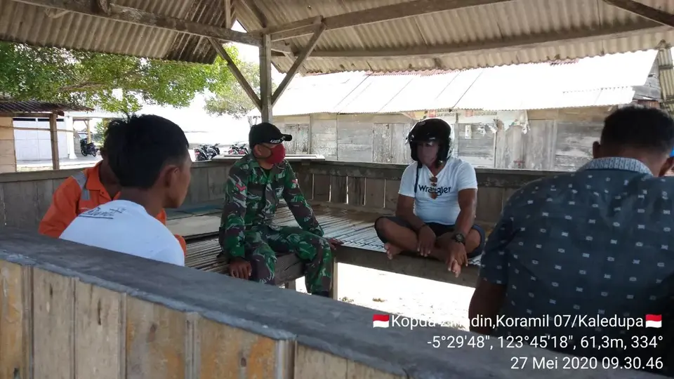 Babinsa Koramil 1413-07/Kaledupa Himbau Warga Cegah Virus Corona