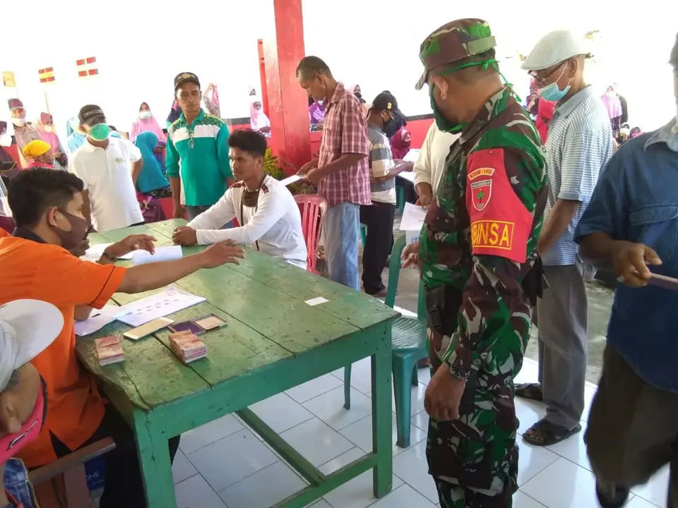 Koramil 1413-10 Gu Kawal Penyaluran BST di Kelurahan Watulea