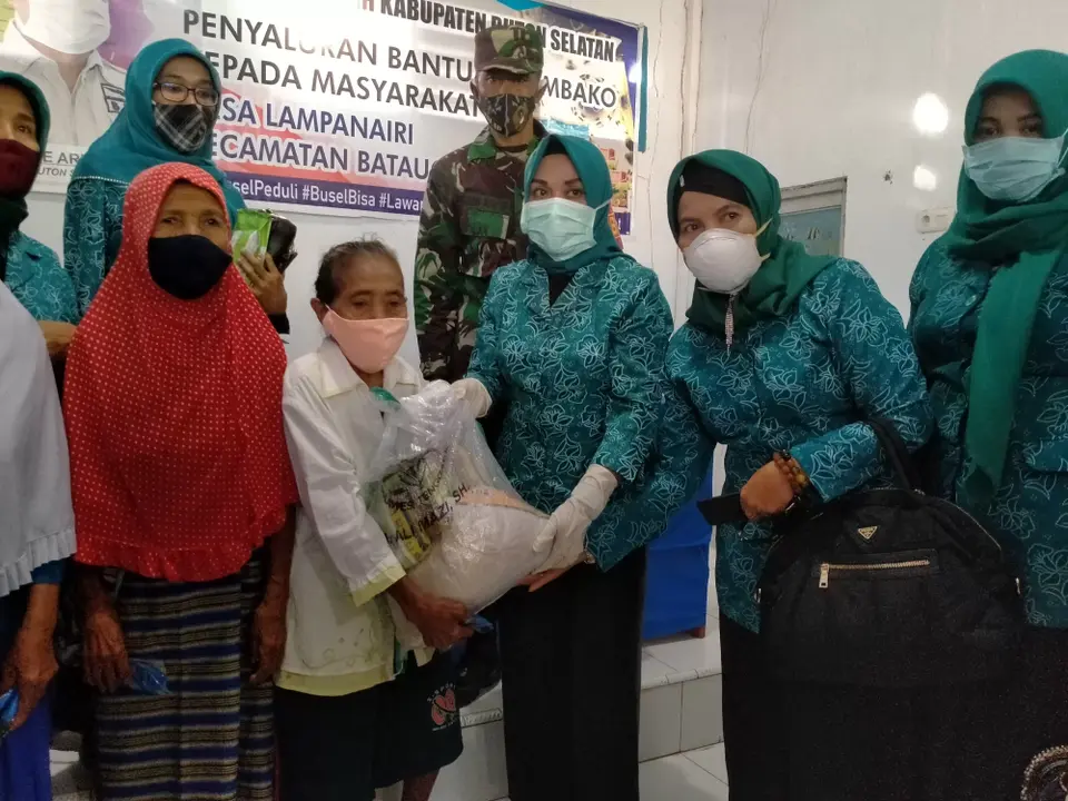 Sasar Lansia, TP-PKK Busel Bersama TNI Telah Bagikan Paket Sembako Bantuan Pemprov Sultra