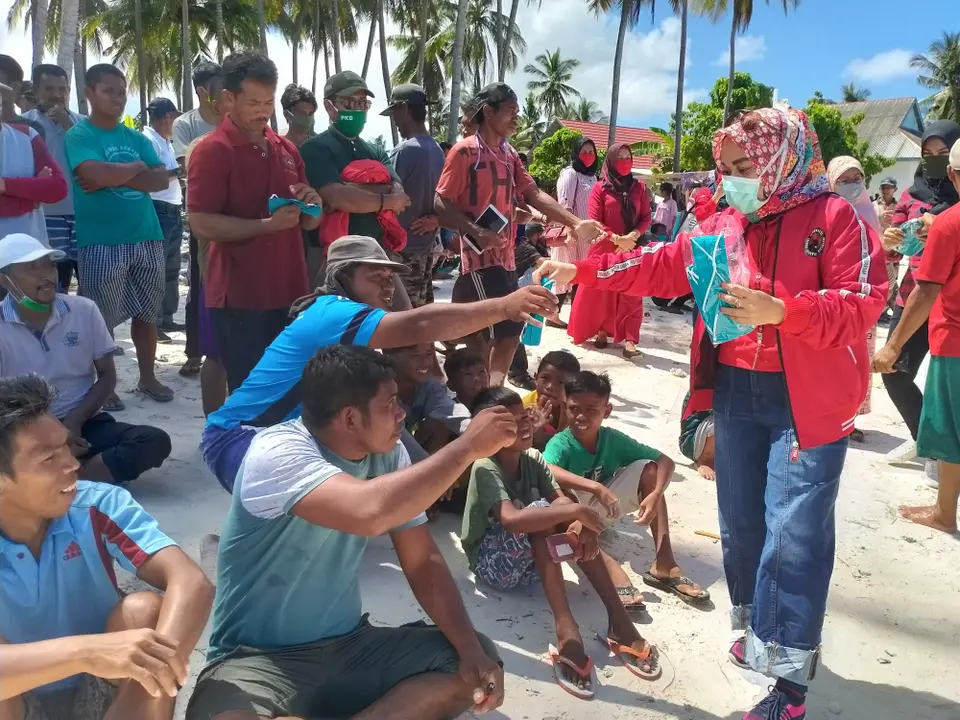 Lagi, PDIP Busel Bagi-Bagi Masker Di Kecamatan Siompu Barat