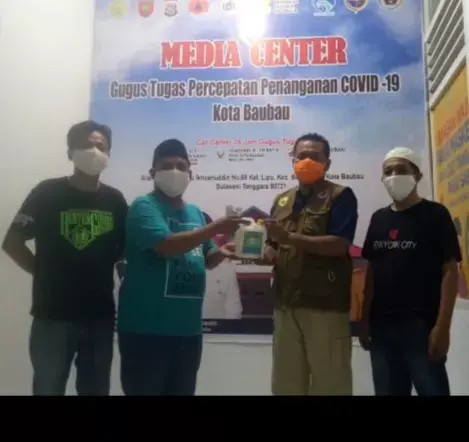 PWI Baubau Serahkan Bantuan Hand Sanitizer ke Gugus Tugas Covid-19