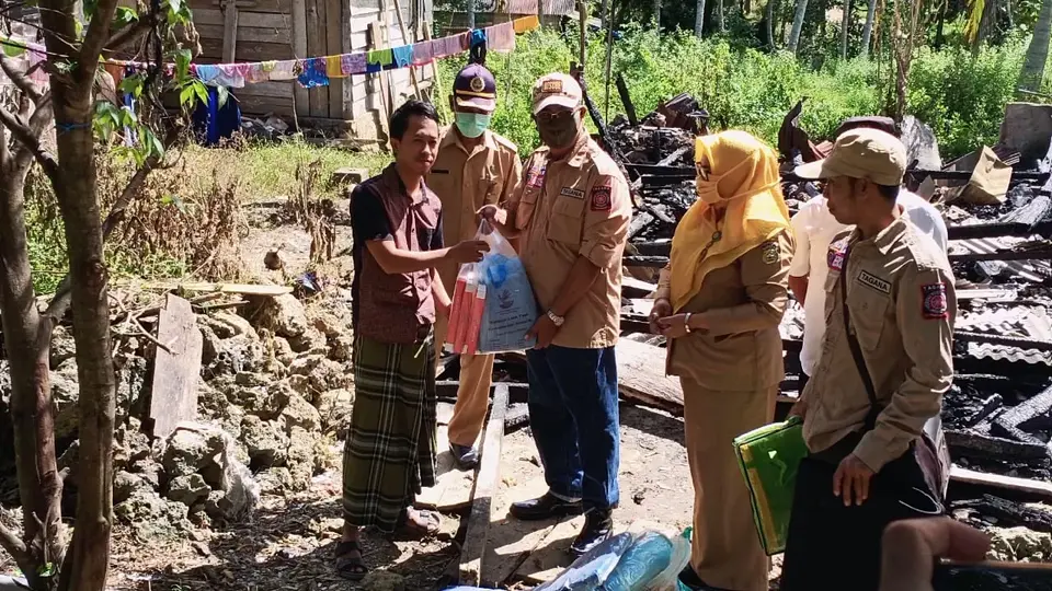 Pemkab Buton Salurkan Bantuan Sosial Kepada Korban Kebakaran di Lasalimu Selatan