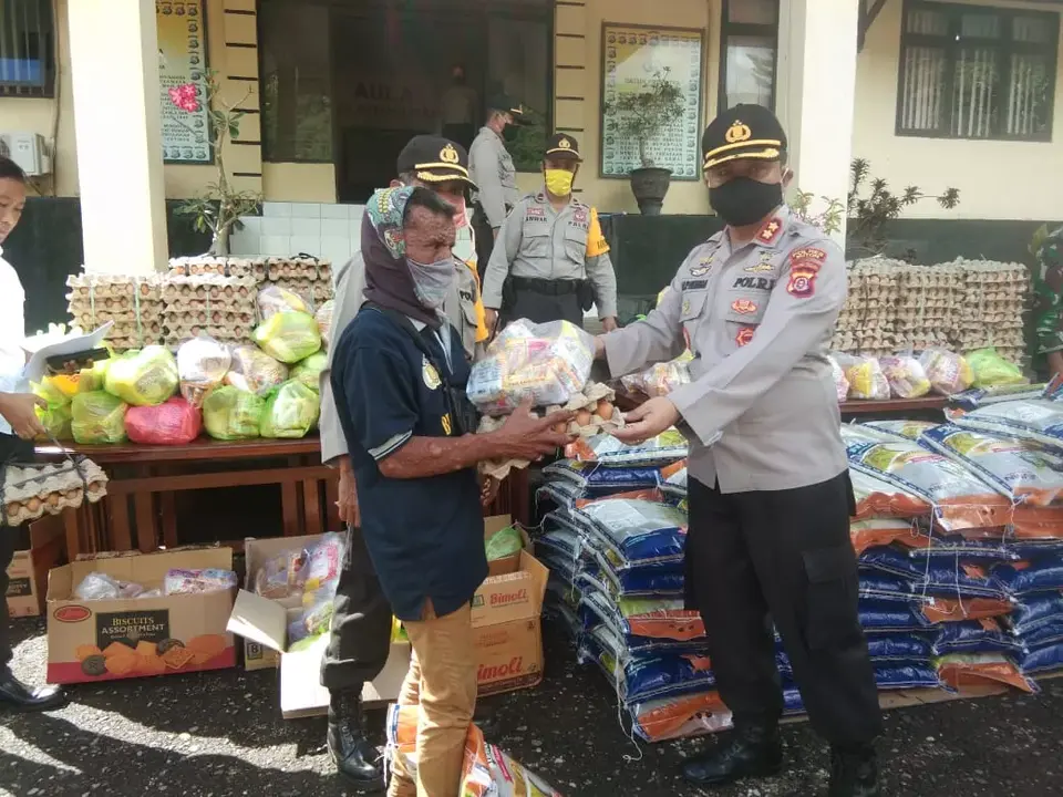Peduli Dampak Covid-19, Polres Buton Salurkan 250 Paket Sembako