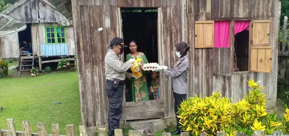 Polsek Kusambi Serahkan Bantuan Sembako Kepada Warga Kurang Mampu
