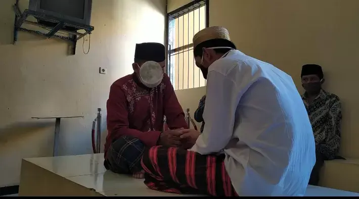 Seorang Tahanan Polres Baubau Menikah Dalam Ruang Besuk