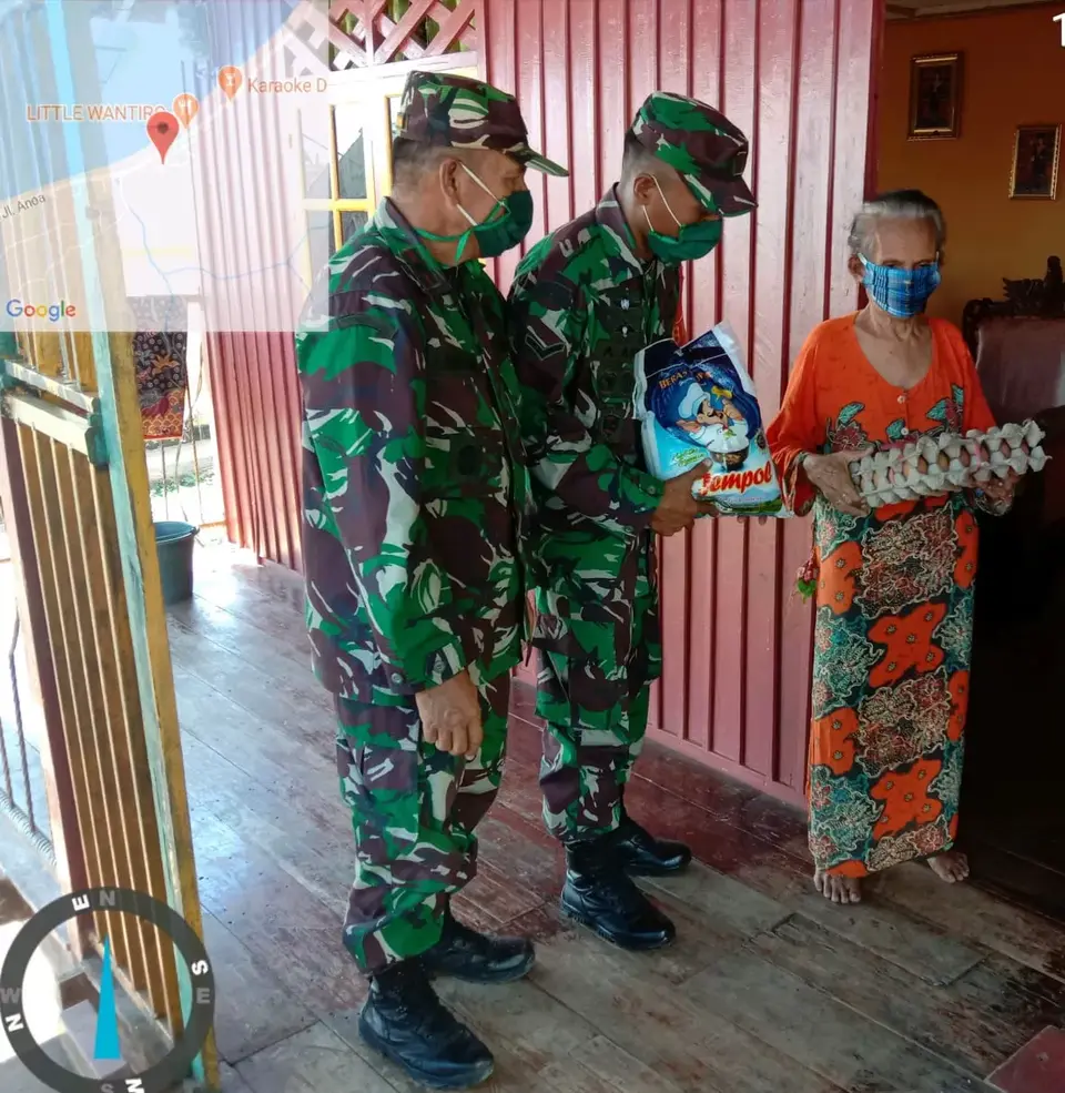 Danramil Wolio Bagi Sembako Kepada Masyarakat