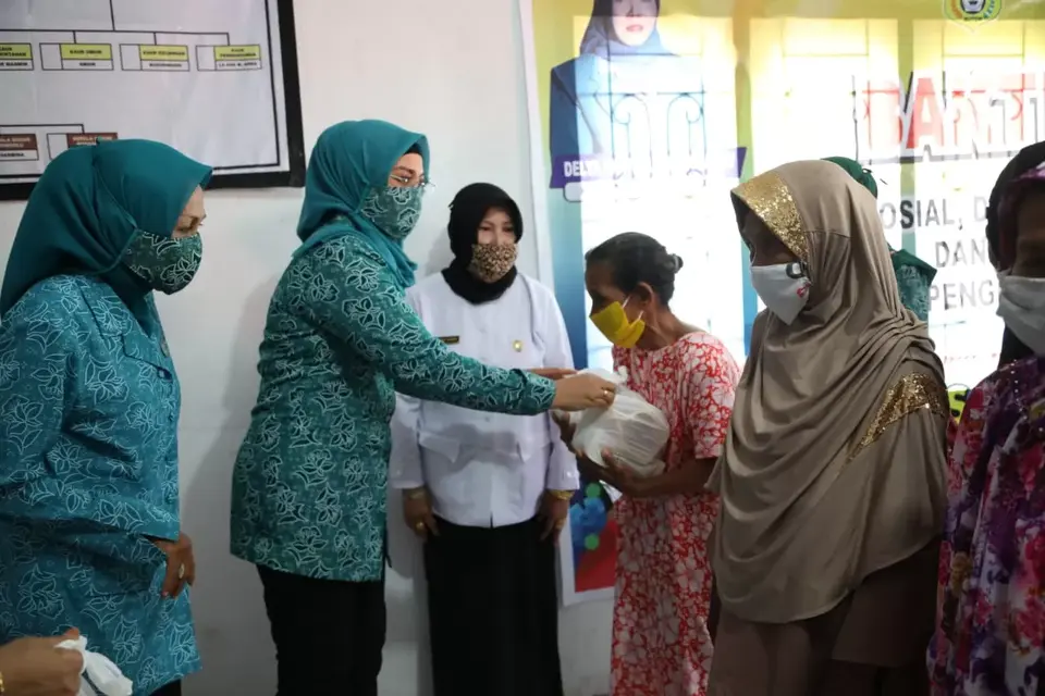 Peduli Dampak Covid-19, TP PKK Buton Salurkan Bantuan