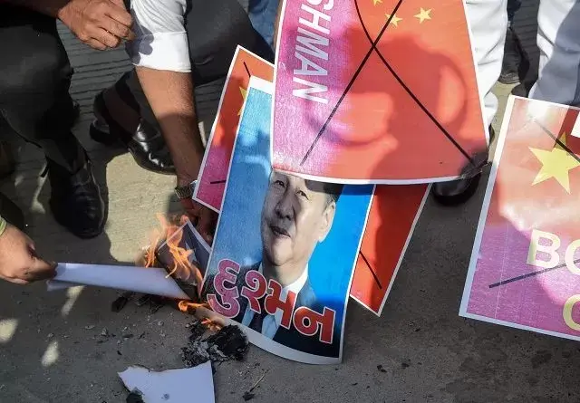 Warga India Bakar Foto Presiden Tiongkok Xi Jinping
