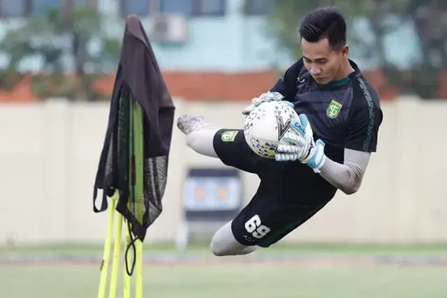 Belum Ada Panggilan, Kiper Persebaya Angga Masih Berdinas di TNI