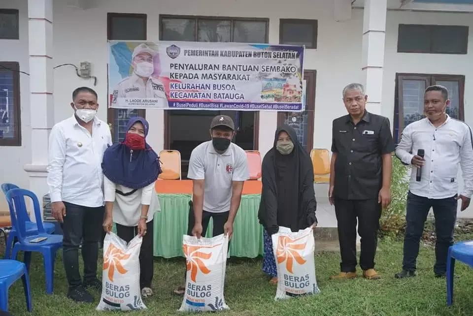 Bupati Arusani Serahkan Bantuan Beras dan BLT DD Tahap Dua di Batauga