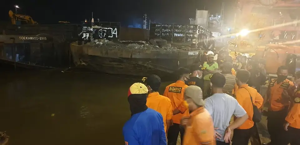 Bersihkan Kapal Tongkang, Seorang Pekerja Alami Kecelakaan