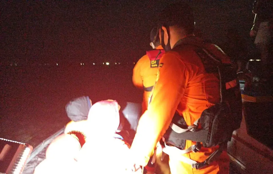 Belasan Orang Terjebak Dalam Kapal Longboat Carteran di Perairan Pulau Maniang