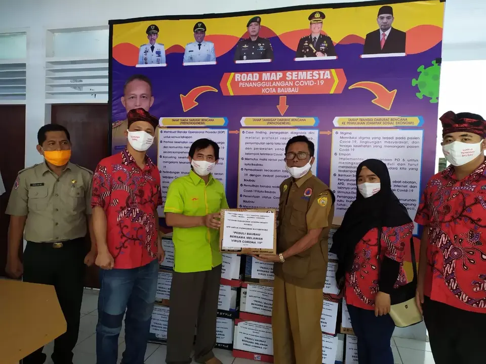Paguyuban Tionghoa Baubau Bagikan APD Kepada Nakes