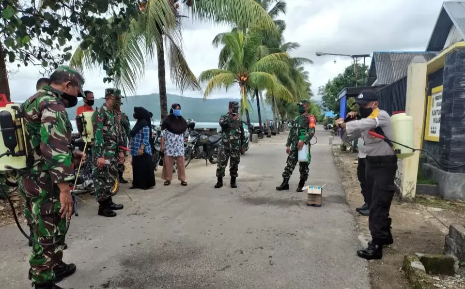 Putus Rantai Covid-19, TNI-Polri dan Pemkab Buton Semprotkan Disinfektan ke Rumah Warga