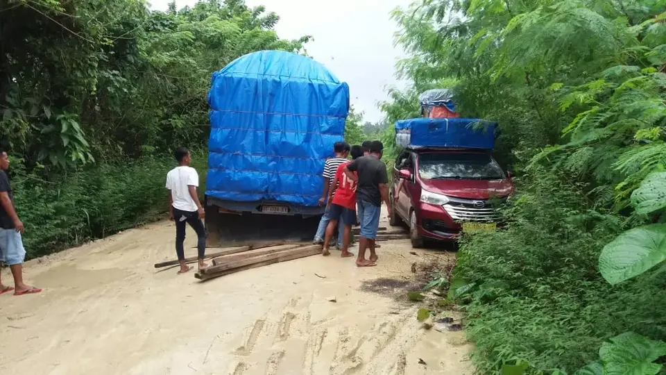 Akibat Jalan Rusak, Sebuah Truk Terjebak di Jalan Desa Latembe Butur