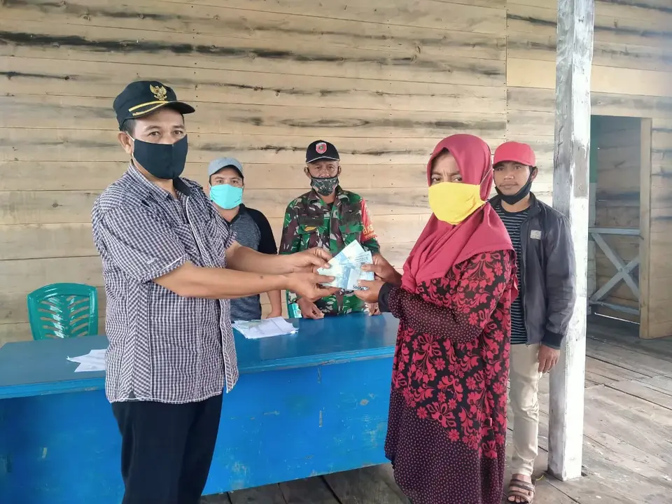 Pemdes Tanjung Pinang Salurkan BLT Dana Desa Kepada Penerima Manfaat
