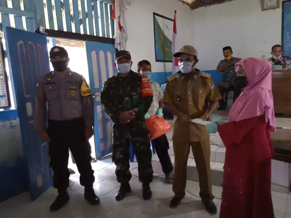 Pemdes La Tawe Salurkan BLT Dana Desa Tahap Dua