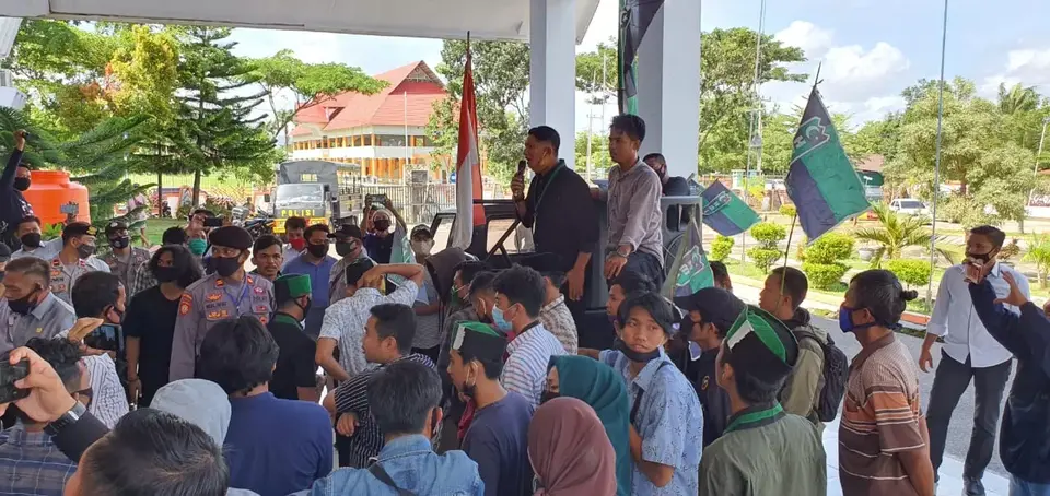 GPRI dan HMI Unjuk Rasa di DPRD Kolaka