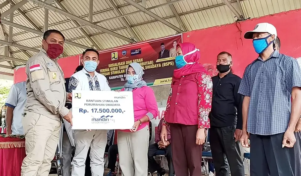 Bupati Arusani Serahkan Bantuan Stimulan Perumahan Swadaya 140 Unit