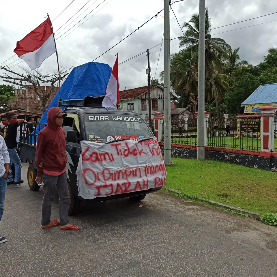 Demonstran Minta DPRD Busel Bentuk Pansus Soal Dugaan Ijazah Palsu Arusani