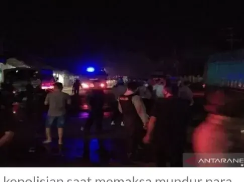 Rusuh, Massa Demo Tolak TKA Bertahan Sampai Tengah Malam