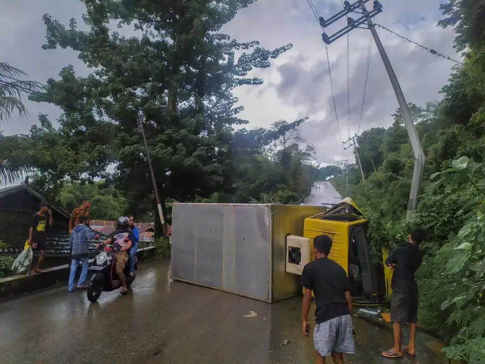 Satu Unit Mobil Box Terbalik di Pendakian Jembatan Beli