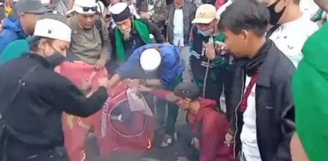 Soal Pembakaran Bendera, Baiknya ANAK NKRI Berbesar Hati Minta Maaf Ke PDIP