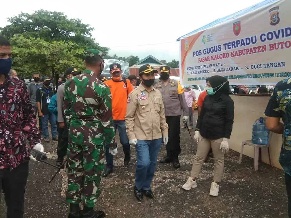 Bupati, Kapolres dan Dandim 1413 Buton Turun ke Pasar Bagi Masker
